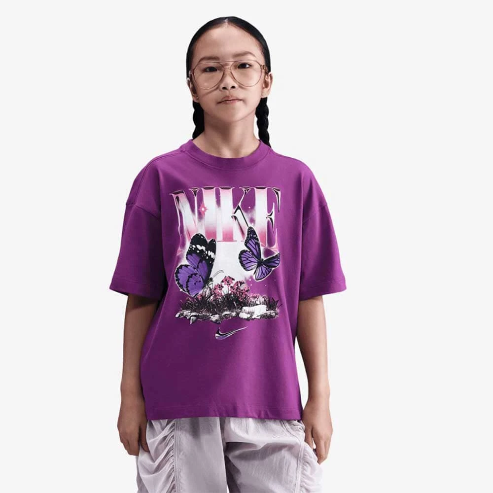 ДЕТСКА ТЕНИСКА ЗА МОМИЧЕ NIKE IF2536-505 NSW TEE BUTTRFLY OS ЛИЛАВА - lotus-sport.bg