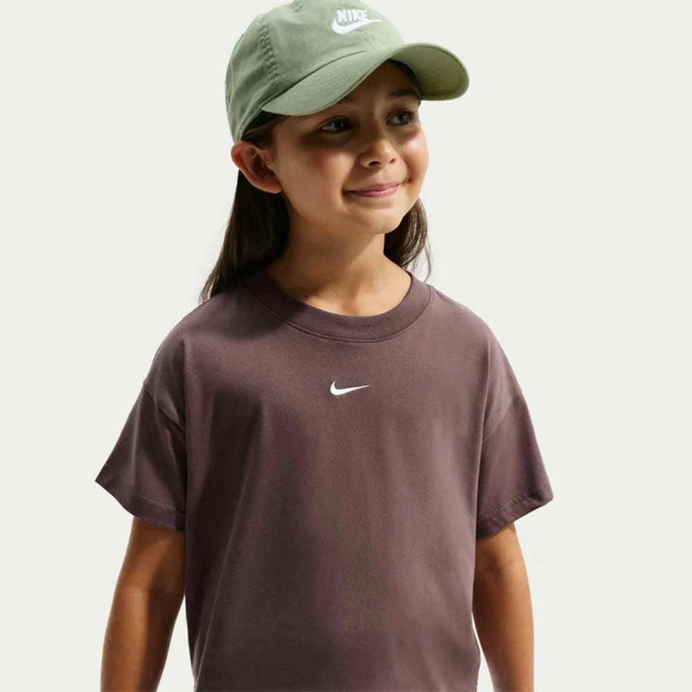 ДЕТСКА ТЕНИСКА ЗА МОМИЧЕ NIKE FZ5559-502 NSW TEE BOXY ESSNTL LBR КАФЯВА - lotus-sport.bg