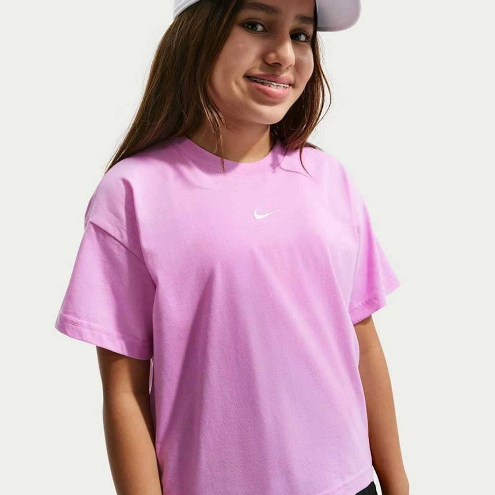 ДЕТСКА ТЕНИСКА ЗА МОМИЧЕ NIKE FZ5559-503 NSW TEE BOXY ESSNTL LBR РОЗОВА - lotus-sport.bg