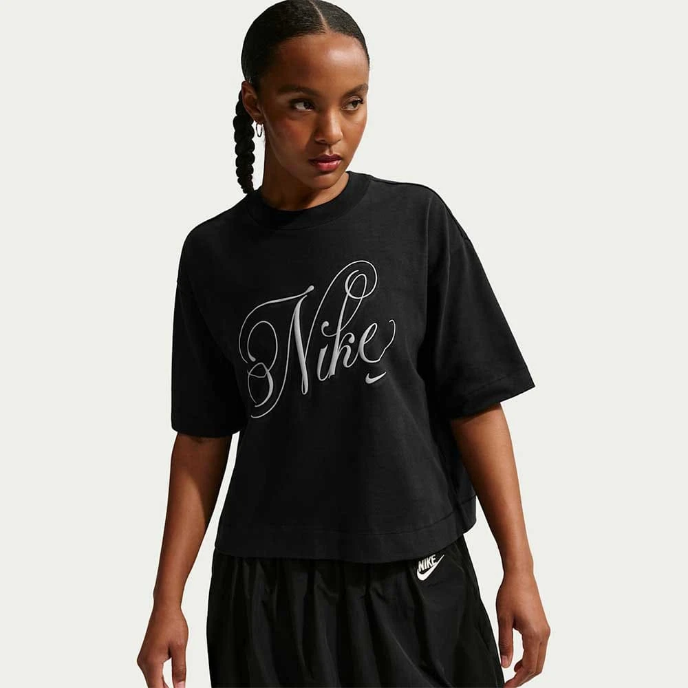 ДАМСКА ТЕНИСКА NIKE IH7607-010 NSW SS TEE BOXY SCRIPT ЧЕРНА - lotus-sport.bg