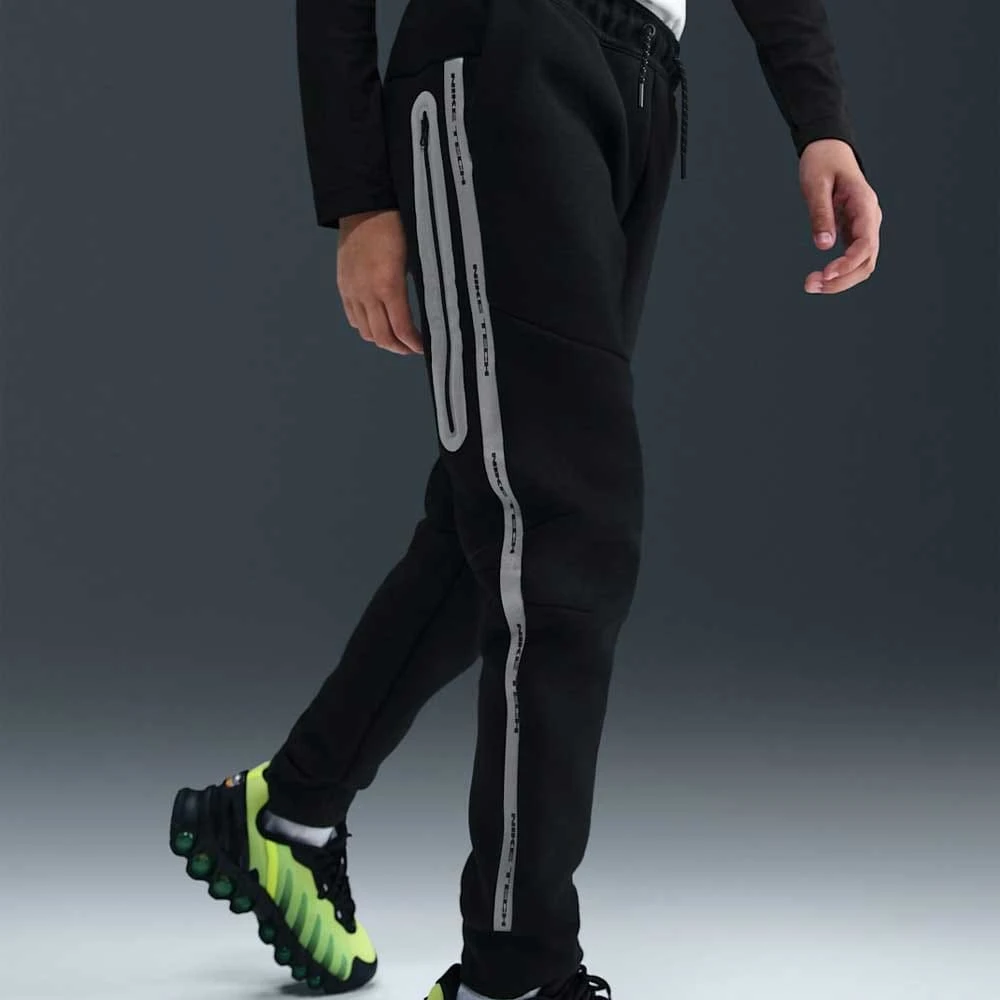 ДЕТСКО ДОЛНИЩЕ ЗА МОМЧЕ NIKE IM9163-010 NSW TCH FLC JGGR REFLECT ЧЕРНО - lotus-sport.bg