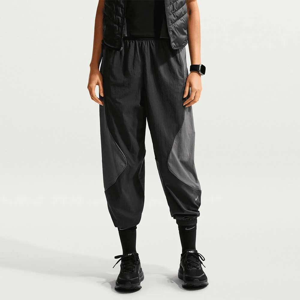 ДАМСКО ДОЛНИЩЕ NIKE IQ0181-010 SWIFT UV RPL MR PANT NV ЧЕРНО - lotus-sport.bg