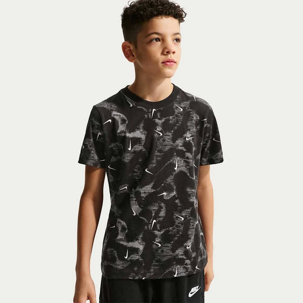ДЕТСКА ТЕНИСКА ЗА МОМЧЕ NIKE II0458-010 NSW TEE HBR AOP ЧЕРНА - lotus-sport.bg