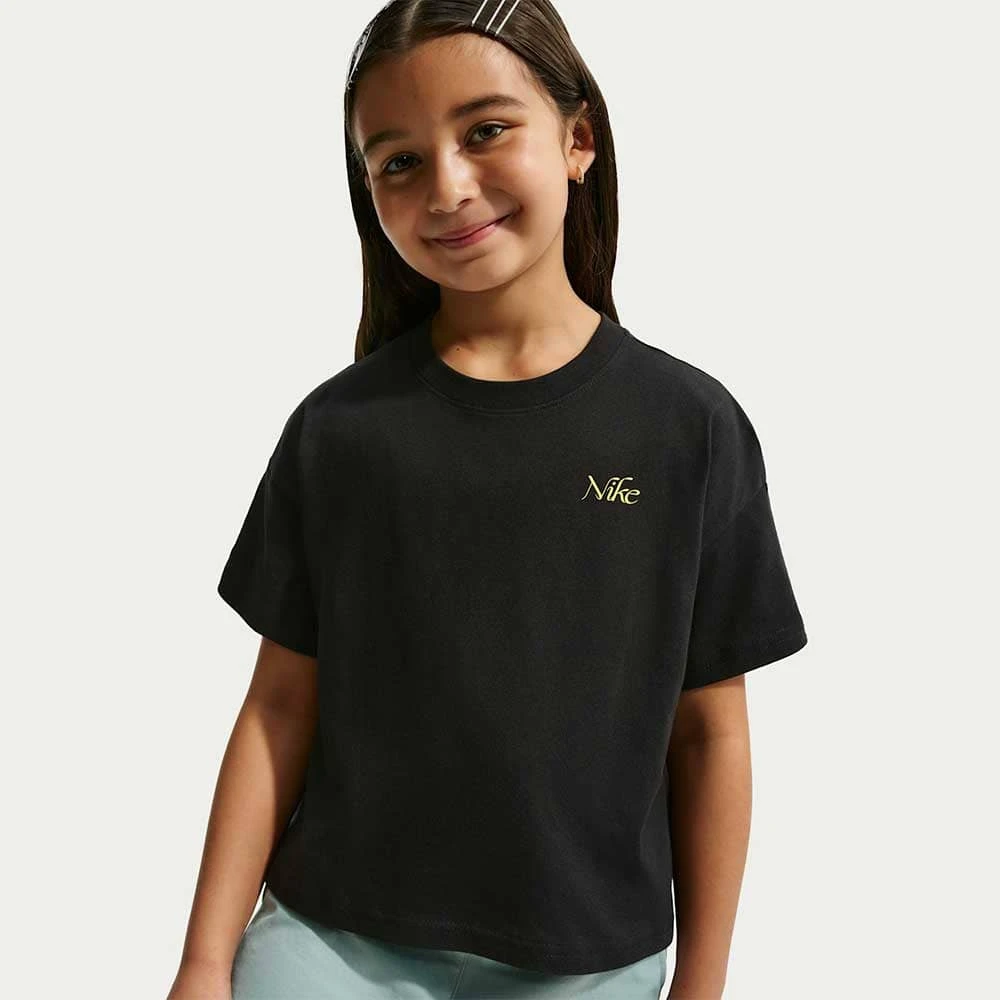 ДЕТСКА ТЕНИСКА ЗА МОМИЧЕ NIKE II0883-010 NSW TEE OC BOXY FLOWER ЧЕРНА - lotus-sport.bg