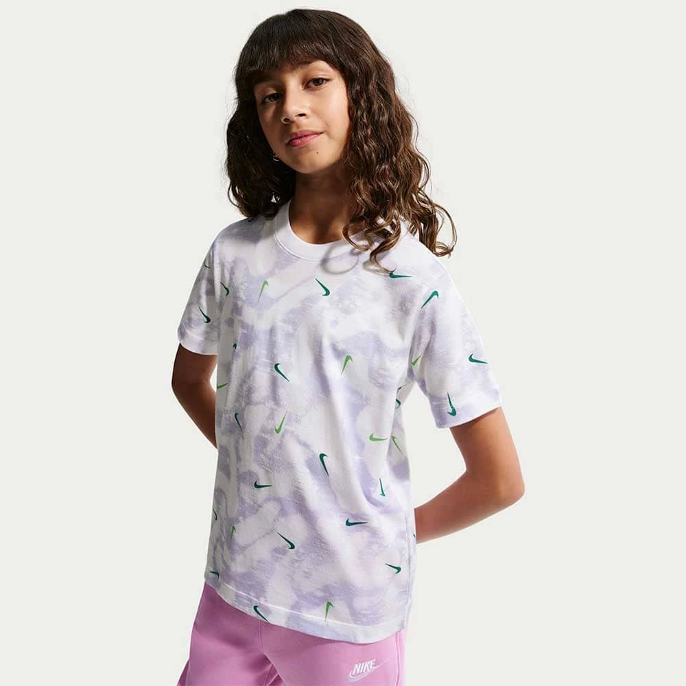 ДЕТСКА ТЕНИСКА ЗА МОМЧЕ NIKE II0458-100 NSW TEE HBR AOP БЯЛА - lotus-sport.bg