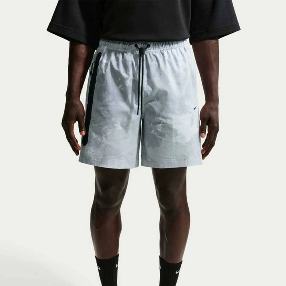 МЪЖКИ КЪСИ ПАНТАЛОНИ NIKE IF1331-043 DF TECH WVN SHORT AOP СИВИ - lotus-sport.bg