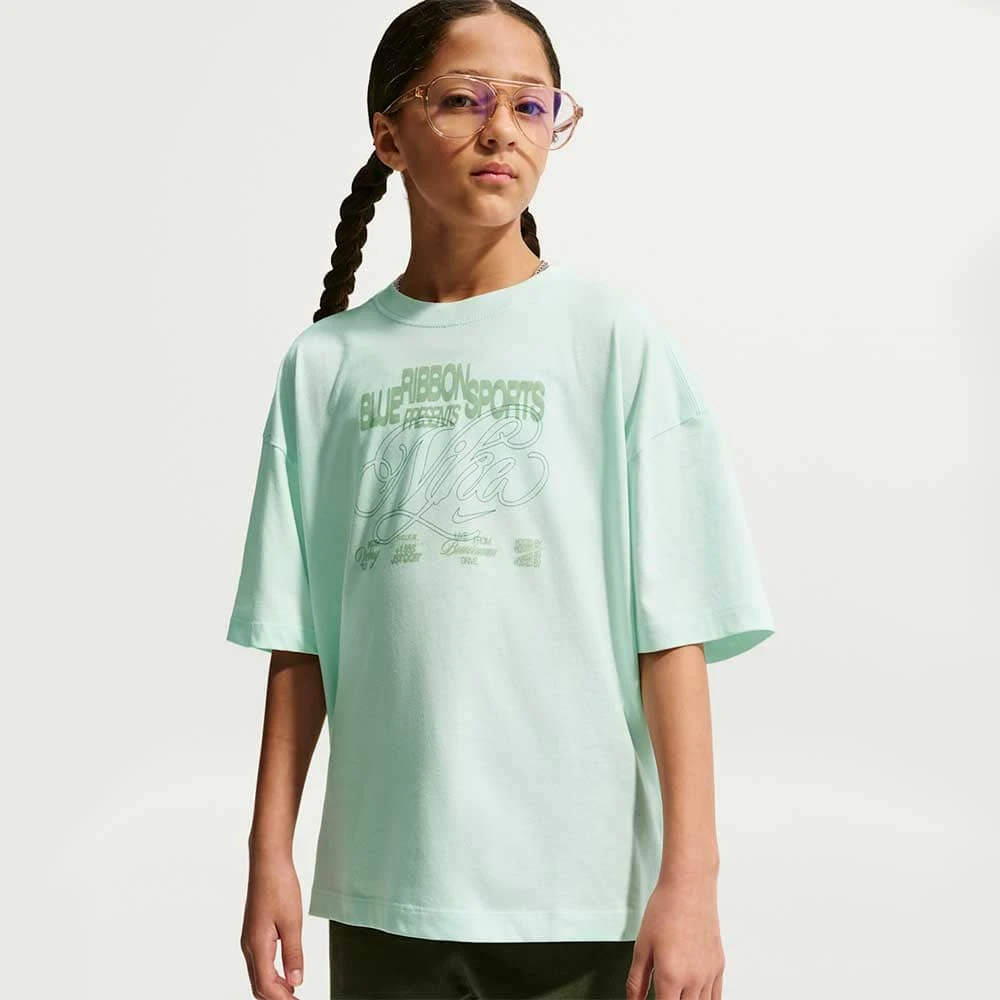 ДЕТСКА ТЕНИСКА ЗА МОМИЧЕ NIKE II4090-394 NSW TEE OVERSIZED GFX БЛЕДОЗЕЛЕНА - lotus-sport.bg