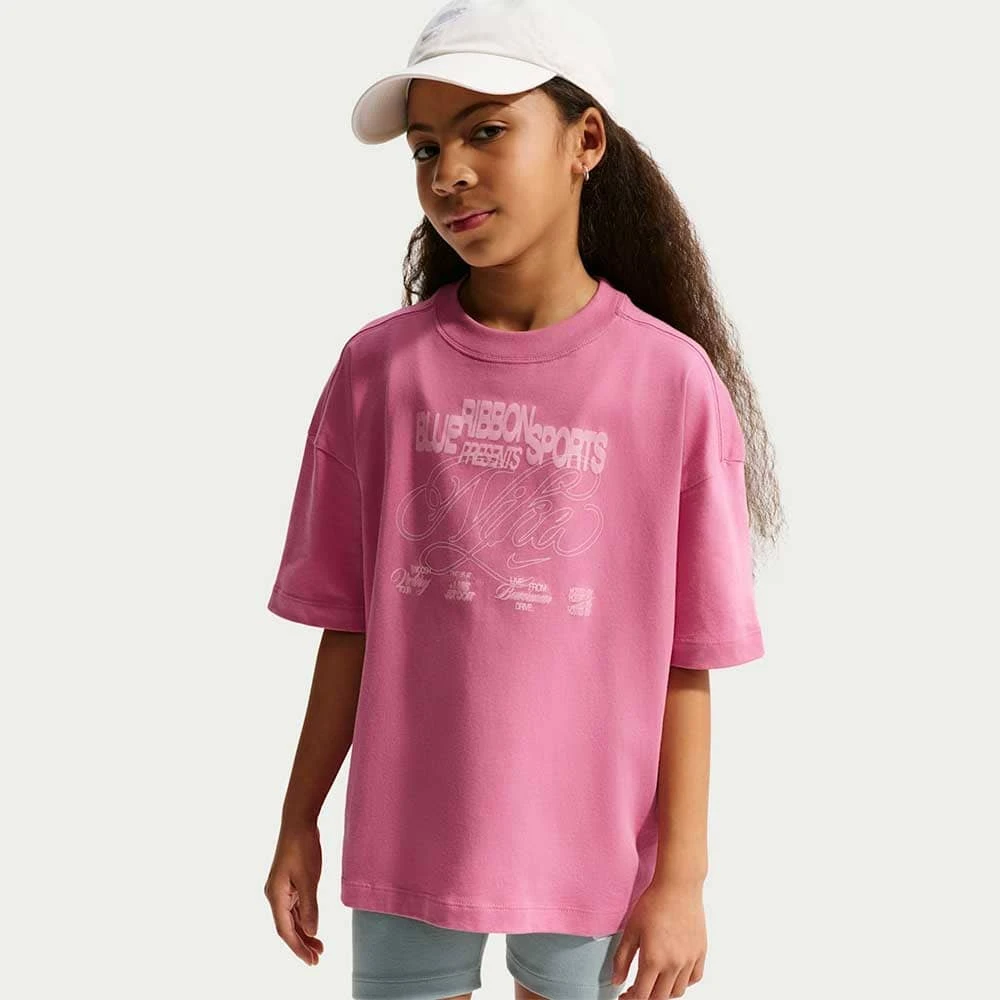 ДЕТСКА ТЕНИСКА ЗА МОМИЧЕ NIKE II4090-641 NSW TEE OVERSIZED GFX РОЗОВА - lotus-sport.bg