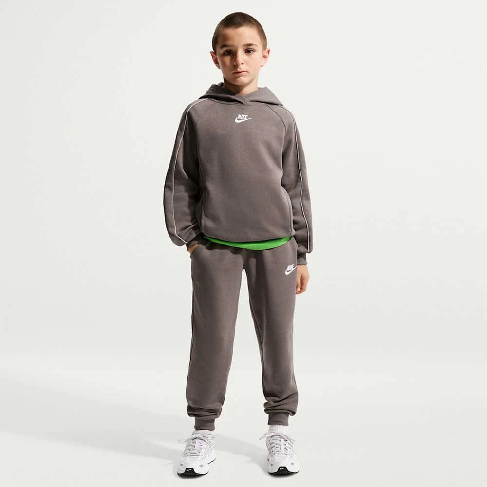 ДЕТСКИ СПОРТЕН ЕКИП ЗА МОМЧЕ NIKE HQ9318-289 NSW CLUB FLC HDY TRACKSUIT СИВО-КАФЯВ - lotus-sport.bg
