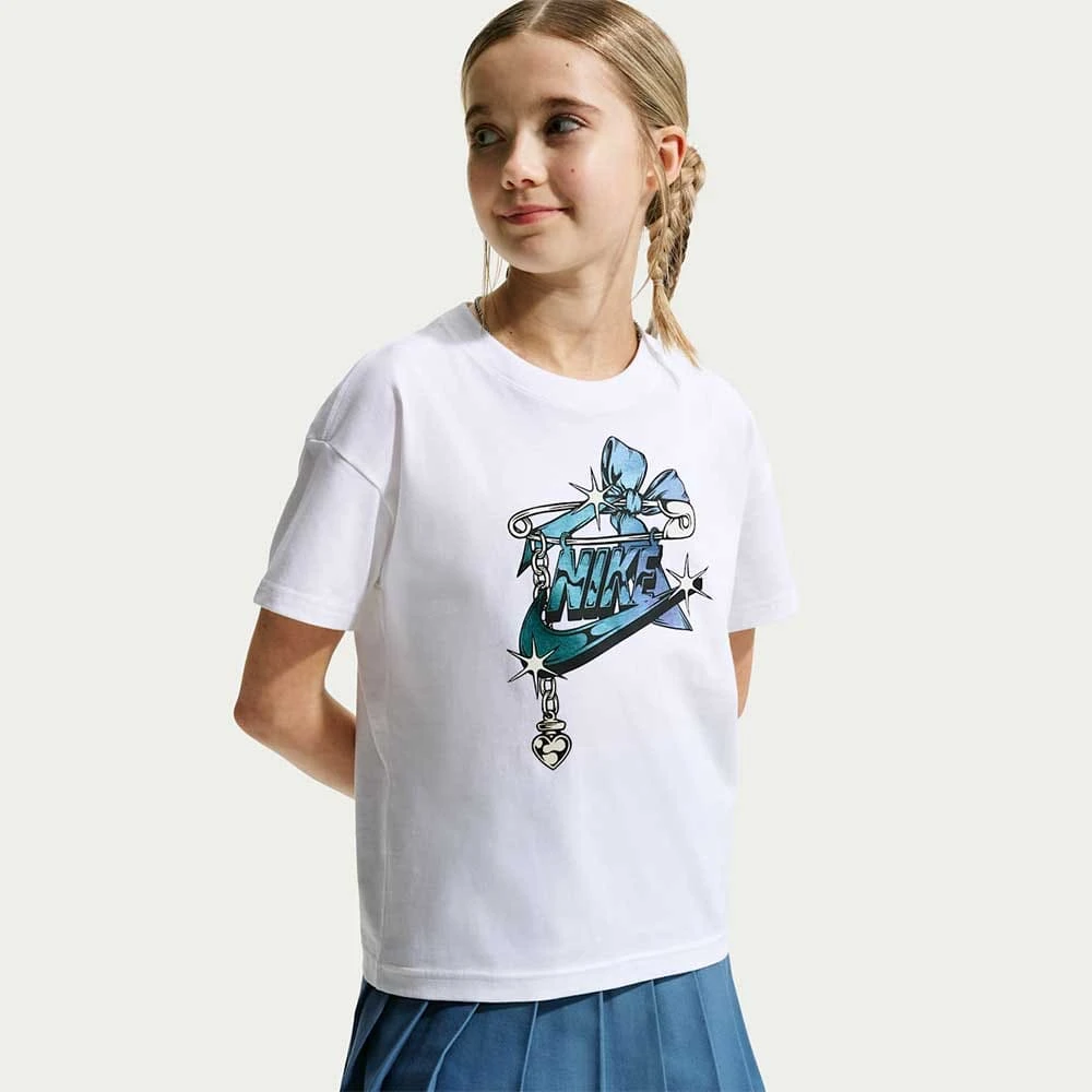 ДЕТСКА ТЕНИСКА ЗА МОМИЧЕ NIKE IO2027-100 NSW TEE BOY RBN FUTURA БЯЛА - lotus-sport.bg