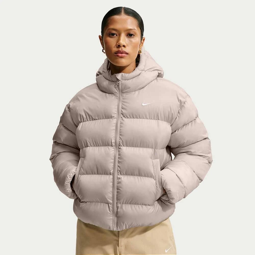 ДАМСКО ЯКЕ NIKE IF5931-236 TF SYN CLSSC JKT БЕЖОВО - lotus-sport.bg