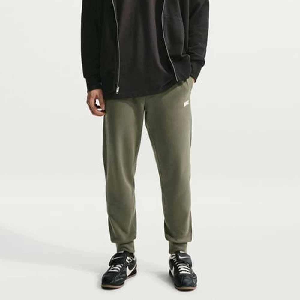 МЪЖКО ДОЛНИЩЕ NIKE IO1376-222 CLUB VARSITY JOGGER МАСЛИНЕНО ЗЕЛЕНО - lotus-sport.bg