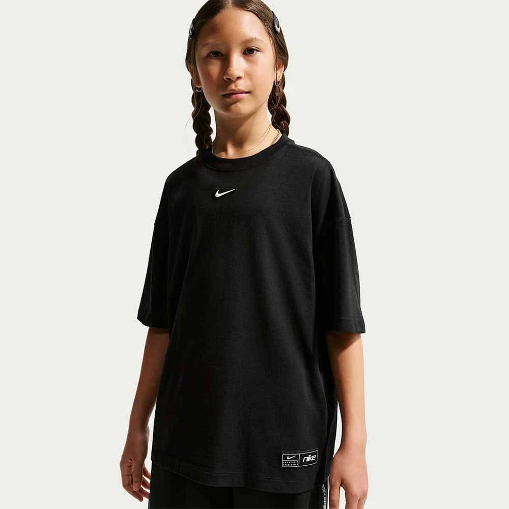 ДЕТСКА ТЕНИСКА ЗА МОМИЧЕ NIKE IO2031-010 NSW TEE OS STREET VERT WINGS ЧЕРНА - lotus-sport.bg