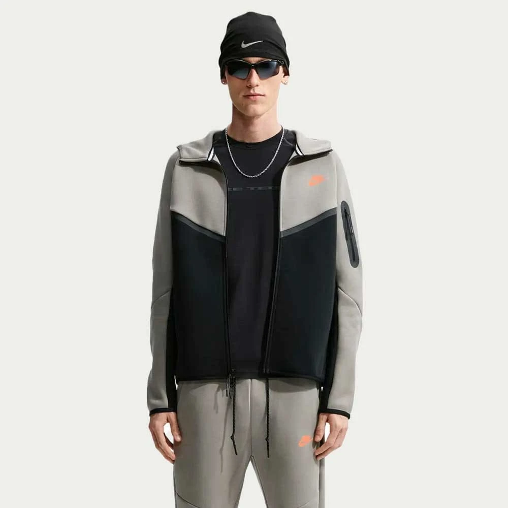МЪЖКО ГОРНИЩЕ NIKE HV0949-321 TCH FLC FZ WR HOODIE БЛЕДОЗЕЛЕНО/ЧЕРНО - lotus-sport.bg