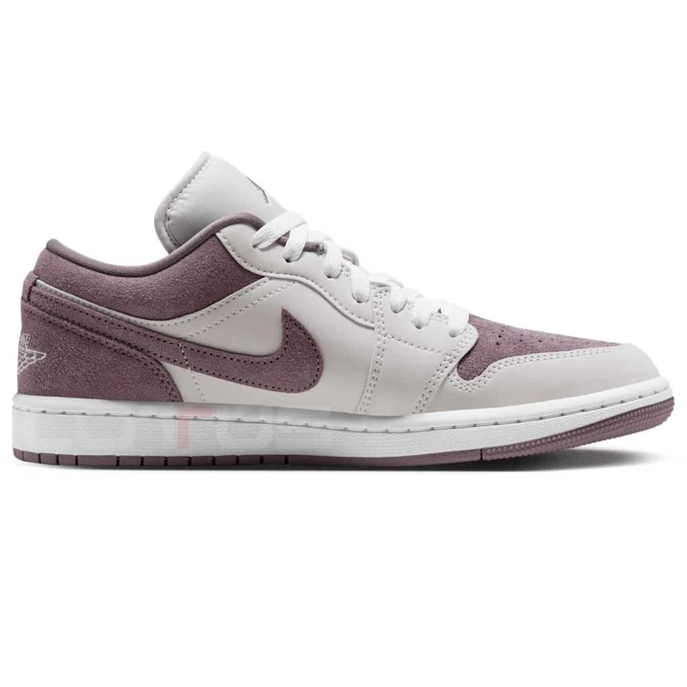 ДАМСКИ ОБУВКИ NIKE DC0774-117 AIR JORDAN 1 LOW БЕЛИ - lotus-sport.bg