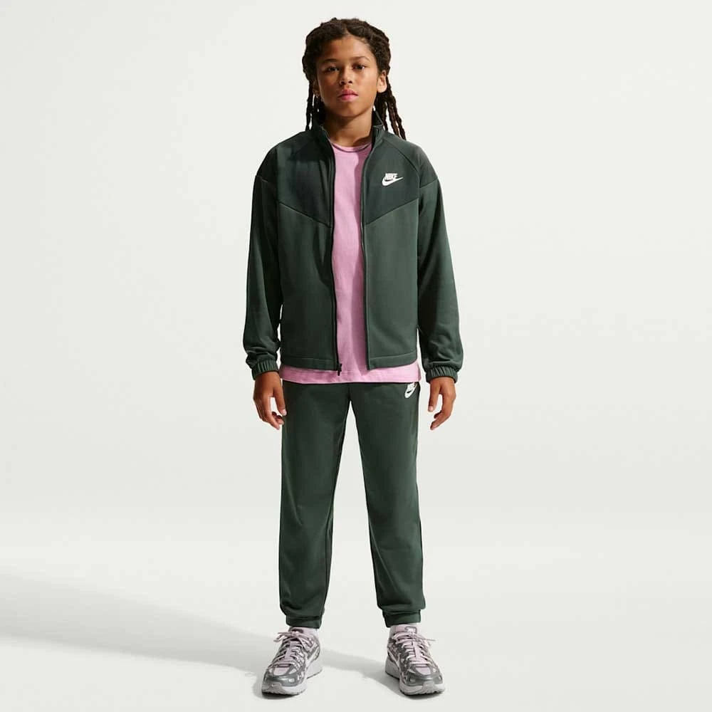 ДЕТСКИ СПОРТЕН ЕКИП ЗА МОМЧЕ NIKE HQ9315-303 NSW DF TRACKSUIT PK FZ ЗЕЛЕН - lotus-sport.bg