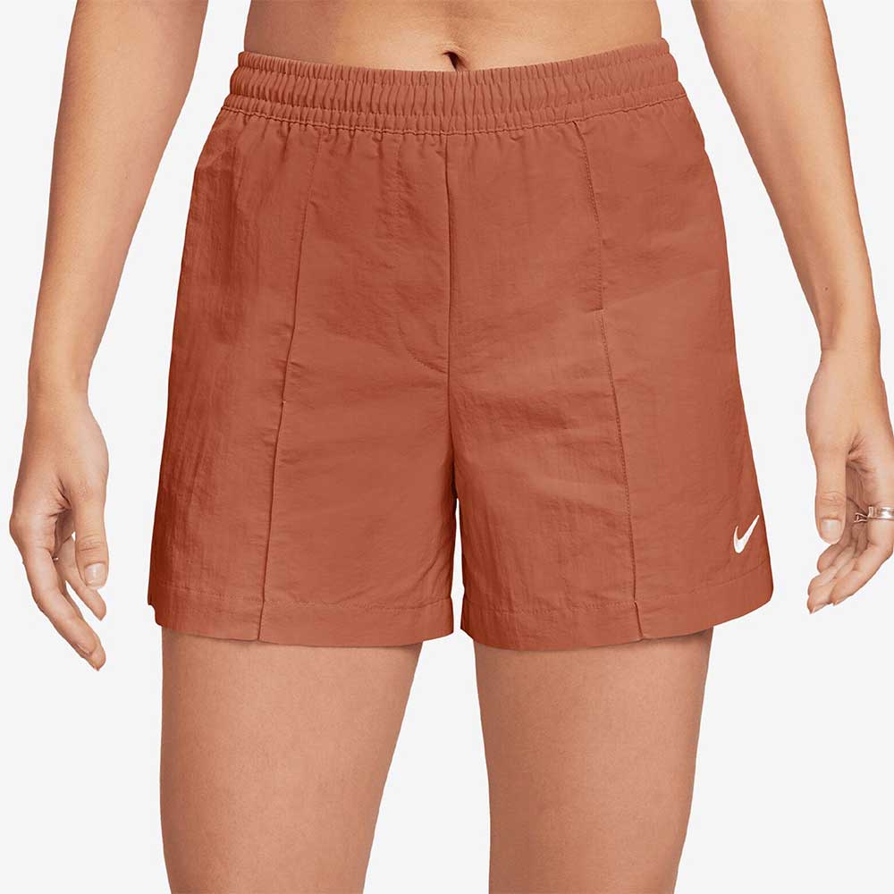 ДАМСКИ КЪСИ ПАНТАЛОНИ NIKE NSW ESSNTL MR 5IN WVN SHRT ОРАНЖЕВО-КАФЯВИ - lotus-sport.bg