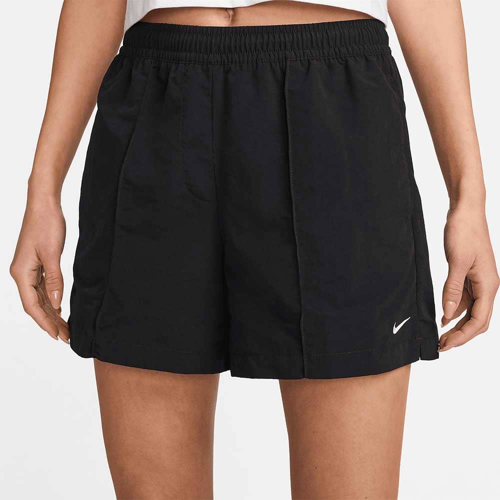 ДАМСКИ КЪСИ ПАНТАЛОНИ NIKE NSW ESSNTL MR 5IN WVN SHRT ЧЕРНИ - lotus-sport.bg