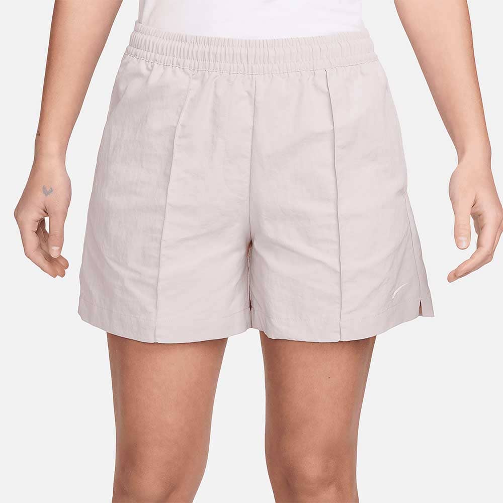 ДАМСКИ КЪСИ ПАНТАЛОНИ NIKE NSW ESSNTL MR 5IN WVN SHRT СИВО-ЛИЛАВИ - lotus-sport.bg