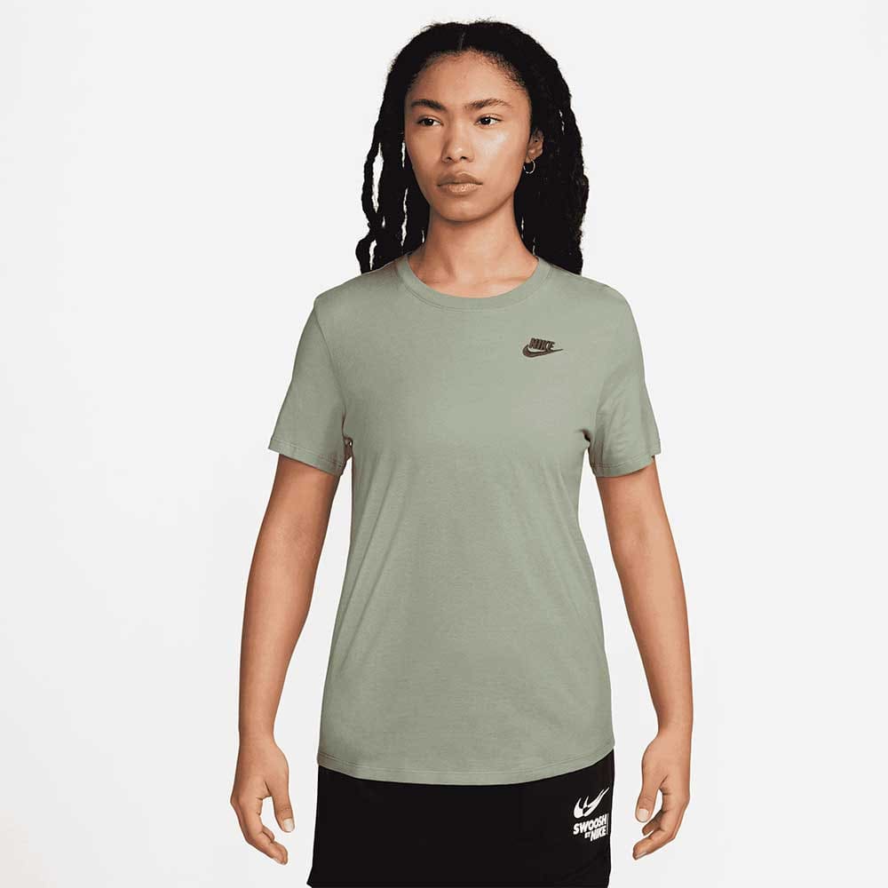 ДАМСКА ТЕНИСКА NIKE DX7902-370 NSW CLUB SS TEE СВЕТЛОЗЕЛЕН - lotus-sport.bg
