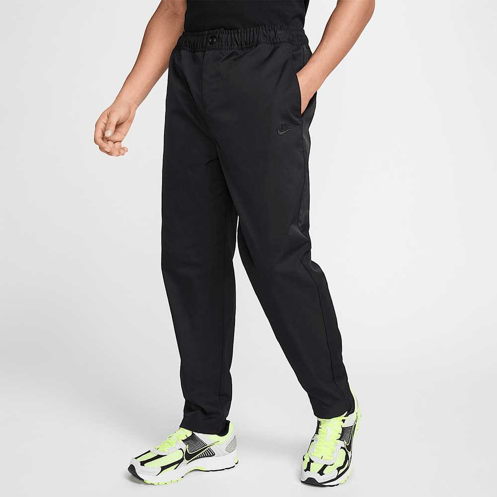 МЪЖКИ ПАНТАЛОН NIKE HJ1997-010 CLUB WVN TAPER PANT ЧЕРЕН - lotus-sport.bg