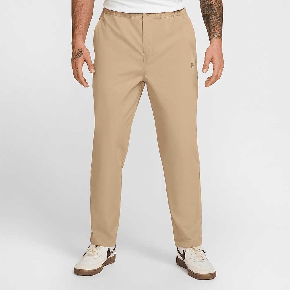 МЪЖКИ ПАНТАЛОН NIKE HJ1997-297 CLUB WVN TAPER PANT КАФЯВ - lotus-sport.bg