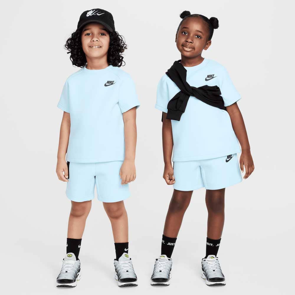 ДЕТСКИ СПОРТЕН ЕКИП ЗА МОМЧЕ NIKE 86M879-G25 TECH FLEECE TEE SHORT SET СВЕТЛОСИН - lotus-sport.bg