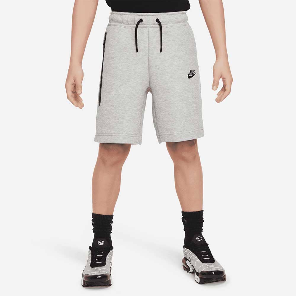 ДЕТСКИ КЪСИ ПАНТАЛОНИ ЗА МОМЧЕ NIKE FD3289-063 NSW TECH FLC SHORT СИВИ - lotus-sport.bg