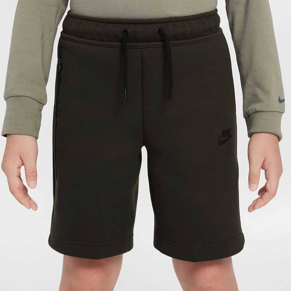 ДЕТСКИ КЪСИ ПАНТАЛОНИ ЗА МОМЧЕ NIKE FD3289-355 NSW TECH FLC SHORT ТЪМНОЗЕЛЕНИ - lotus-sport.bg