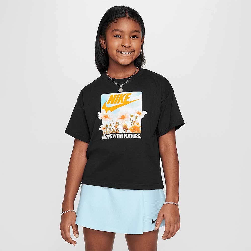ДЕТСКА ТЕНИСКА ЗА МОМИЧЕ NIKE HM6311-010 NSW PHOTO TEE ЧЕРНА - lotus-sport.bg