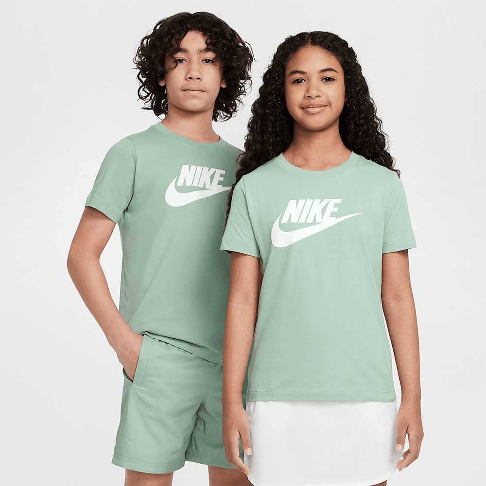 ДЕТСКА ТЕНИСКА ЗА МОМЧЕ NIKE FZ5178-037 NSW TEE FUTURA HBR БЛЕДОЗЕЛЕНА - lotus-sport.bg