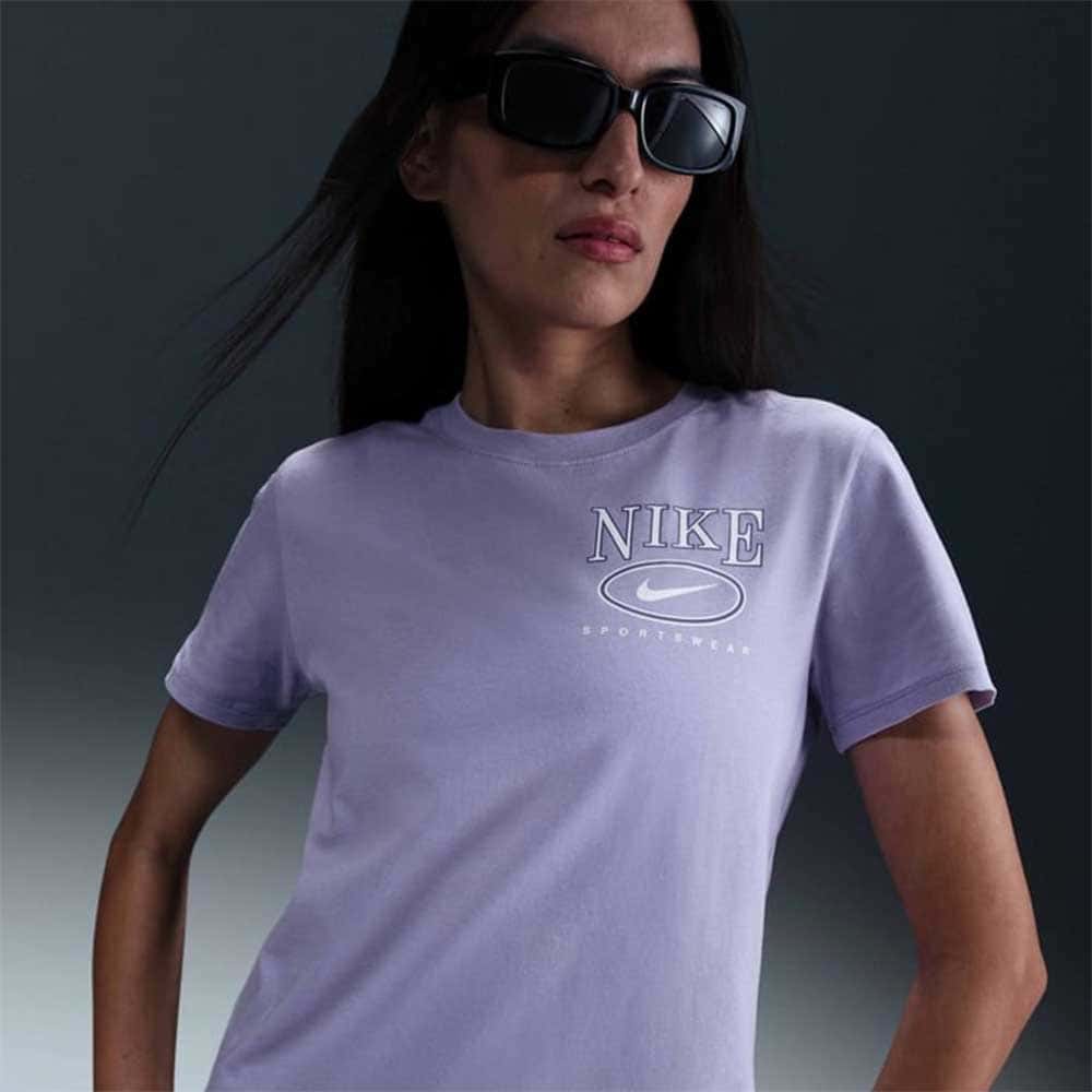 ДАМСКА ТЕНИСКА NIKE IB2447-533 NSW CLUB SS TEE CC БЛЕДОЛИЛАВА - lotus-sport.bg