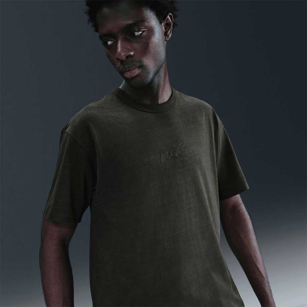 МЪЖКА ТЕНИСКА NIKE HQ9238-355 NSW TEE SSNL PRE ESS ТЪМНОЗЕЛЕНА - lotus-sport.bg
