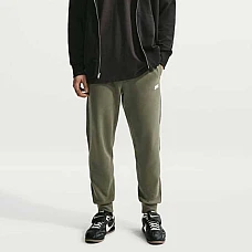 МЪЖКО ДОЛНИЩЕ NIKE IO1376-222 CLUB VARSITY JOGGER МАСЛИНЕНО ЗЕЛЕНО МЪЖКО ДОЛНИЩЕ NIKE IO1376-222 CLUB VARSITY JOGGER МАСЛИНЕНО ЗЕЛЕНО