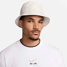 ШАПКА С ПЕРИФЕРИЯ NIKE FB5382-104 APEX BUCKET SQ SWSH L КРЕМАВА ШАПКА С ПЕРИФЕРИЯ NIKE FB5382-104 APEX BUCKET SQ SWSH L КРЕМАВА